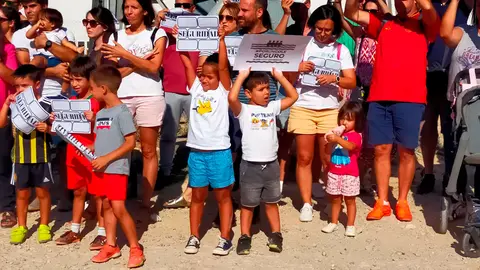 En torno a 400 personas se han manifestado por un cole seguro, entre ellos, ni&ntilde;os afectados por la tormenta