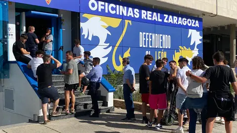 La afici&oacute;n ha acudido a las oficinas blanquillas para cambiar su localidad o comprar las localidades libres de los socios que no renovaron.