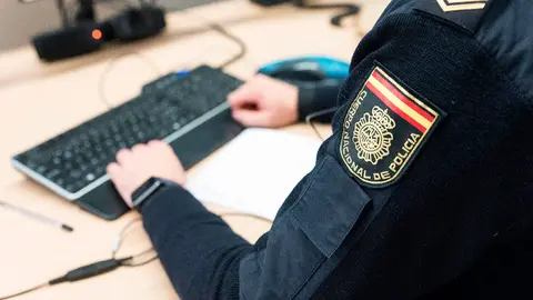 polic&iacute;a nacional en el ordenador