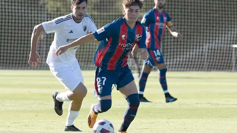 Los de Ziganda han sabido dar la vuelta al partido en una segunda parte en la que ambos equipos se han quedado con diez hombres. Fotograf&iacute;a: S.D. Huesca.