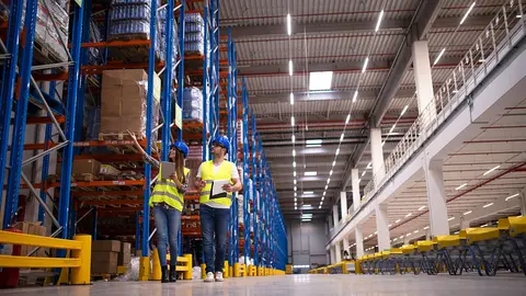 Dos personas supervisando un almac&eacute;n