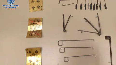 Los delincuentes hab&iacute;an marcado con la t&eacute;cnica del hilo de pegamento todas las puertas de seis portales de la calle Compromiso de Caspe de Zaragoza.