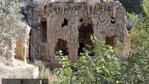 Gruta artificial creada a finales del siglo XIX por Enrique Sagols para su finca de recreo y granja agr&iacute;cola, la Quinta Julieta. De ella brotaba una cascada con ca&iacute;da a uno de los dos estanques que existieron en un entorno paradis&iacute;aco. Fotograf&iacute;a de M&ordf; Pilar Gonzalo Vidao. Julio 2023