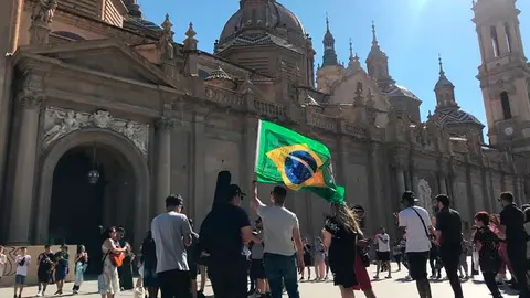 Peregrinos brasile&ntilde;os en la Plaza del Pilar