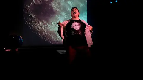 El artista, escritor, actor y divulgador Oswaldo Felipe, de la compa&ntilde;&iacute;a de teatro aragonesa La PAI, ofrecer&aacute; un viaje al universo con el espect&aacute;culo "Garbeo C&oacute;smico".