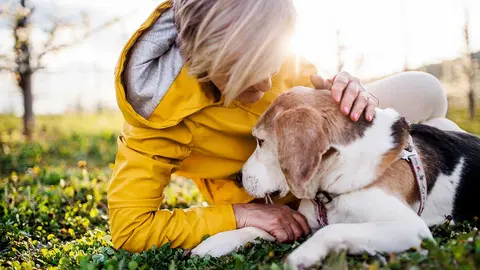mujer con un perro