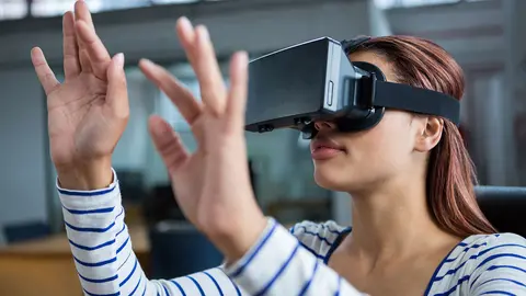 chica utiliza la realidad virtual