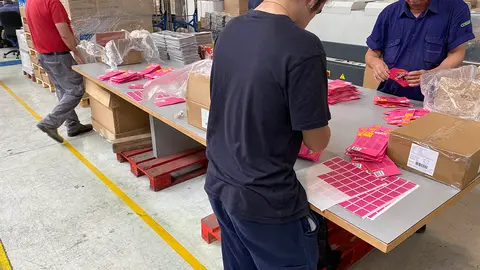 Trabajadores en la empresa de Manipulados y Servicios Picarral (Mapiser)