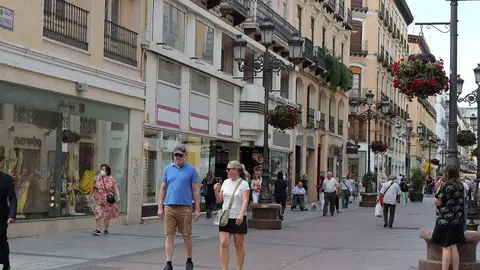 gente paseando por la calle