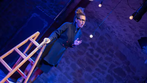 Anoche acogi&oacute; el debut teatral de la joven cantante Esther Ballestero que, dirigida por Alberto Castrillo-Ferrer, protagoniz&oacute; un bonito estreno de la obra &ldquo;He venido hablar de mi libro&rdquo;.