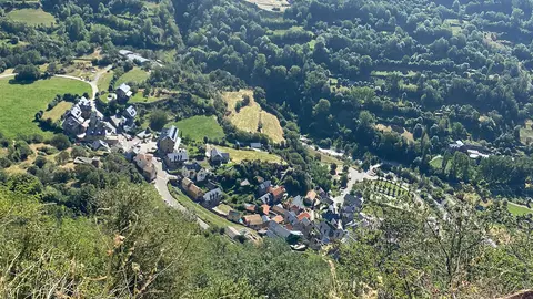 El destino de la excursi&oacute;n es el mirador de la Cruz de Puyadas&eacute; (Gista&iacute;n)
