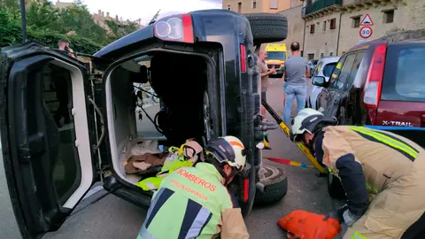 Han intervenido bomberos de la DPZ del parque de Ejea, que han desatrapado al conductor y &uacute;nico ocupante