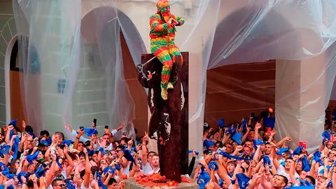 Aupada por la marea blanca y azul, la Cipotegato llegaba a la estatua con una desbordante emoci&oacute;n que ha sido incapaz de disimular. Foto: Ayuntamiento de Tarazona.