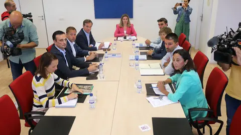 Los responsables de Educaci&oacute;n en la DGA y de Urbanismo en el Ayuntamiento se han reunido este martes con directivos y padres del centro