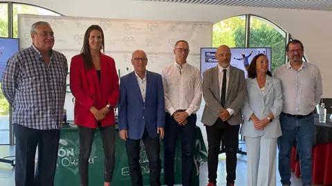 Foto de familia durante la presentaci&oacute;n del I Memorial "Mario Az&uacute;a".