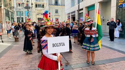Eifolk ha salido esta ma&ntilde;ana a las calles de Zaragoza en un despliegue de colores y culturas que daba comienzo a las 11.30 horas de la ma&ntilde;ana en el Coso. 