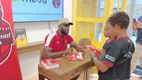 Emegano firma aut&oacute;grafos en la tienda Embou de Los Enlaces