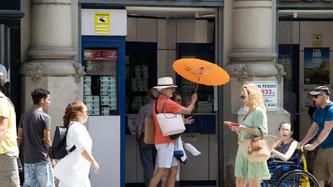 Turistas en Zaragoza paseando con sol