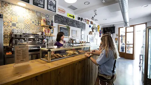 Dos mujeres toman algo en una cafeter&iacute;a