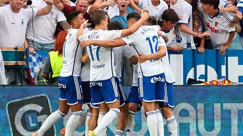 Los jugadores del Real Zaragoza se abrazan celebrando un gol