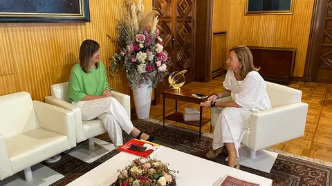 La portavoz del PSOE, Lola Ranera, con la alcaldesa de Zaragoza, Natalia Chueca