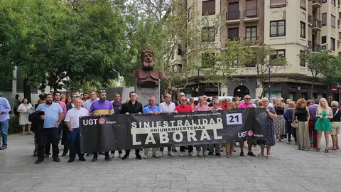 El sindicato UGT se concentraba este martes junto a su sede bajo el lema #NiUnaMuerteM&aacute;s