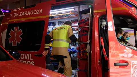 Los bomberos llegaron a trasladar a un herido grave en camilla durante un recorrido de siete kil&oacute;metros por caminos da&ntilde;ados.