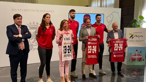 El presidente Reynaldo Benito, a la izquierda de la foto, ha afirmado que Jovic tiene ofertas sobre la mesa. 
