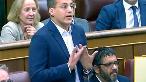 Pueyo ha pedido la palabra por alusiones personales de la portavoz de Vox, Pepa Mill&aacute;n