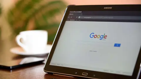 Pantalla de tablet con el buscador Google