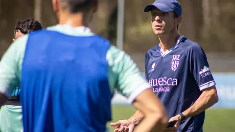 Cuco Ziganda en un entrenamiento del Huesca