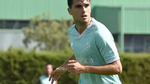 Javi Mart&iacute;nez entrenando con el Huesca