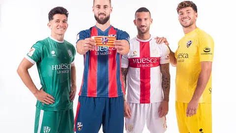 Los capitanes Jorge Pulido, Juanjo Nieto, &Oacute;scar Sielva y &Aacute;lvaro Fern&aacute;ndez. Fotograf&iacute;a: S.D. Huesca.