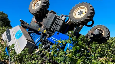 El siniestro en Paniza se ha producido en torno las 11.45 horas, cuando la m&aacute;quina circulaba hacia la parte alta de un campo con cierta pendiente y ha volcado sobre el techo
