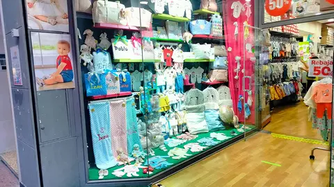 Escaparate de un comercio de ropa infantil