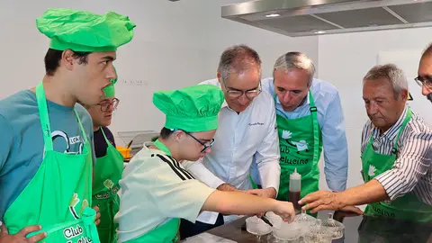 Han cocinado una tapa de pepino relleno de tartar de trucha del Pirineo y una lubina con alpicoz y alga wakame