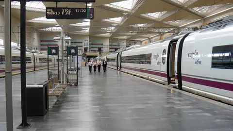 Sobre las 7.41 horas, los t&eacute;cnicos de Adif han reparado la incidencia y, una vez solucionada, han comenzado a circular trenes de forma progresiva. Foto de archivo