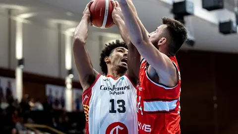 Los pupilos de Fisac cambiaron de cara en el segundo tramo del choque. Fotograf&iacute;a: FIBA.
