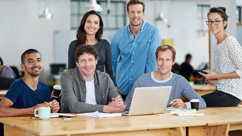 Retrato de un grupo de colegas que trabajan juntos en un ambiente de trabajo informal