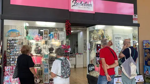 Turistas mirando una tienda de souvenirs