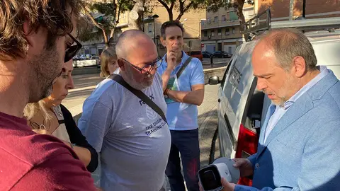 El concejal Alfonso Mendoza ense&ntilde;a las nuevas c&aacute;maras a los vecinos del barrio Oliver
