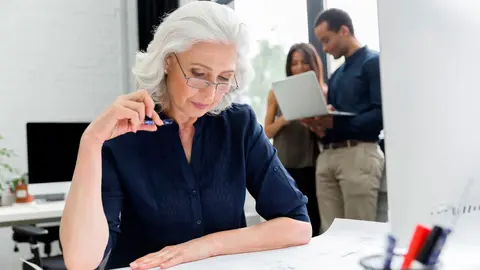 mujer mayor trabajando en una oficina