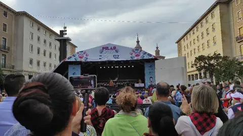 Este domingo 200 joteros y joteras han participado en el Abrazo Jotero, un emotivo acto que trata crear lazos y v&iacute;nculos alrededor del canto y baile aragon&eacute;s
