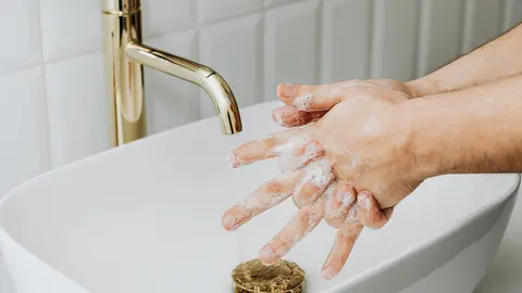 Una persona lav&aacute;ndose las manos