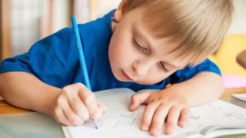 ni&ntilde;o peque&ntilde;o en el colegio