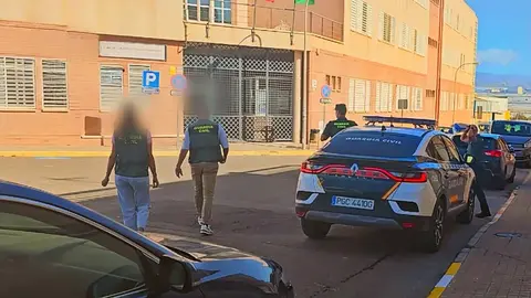 
Momento en el que varios agentes efect&uacute;an las detenciones. Foto: Guardia Civil