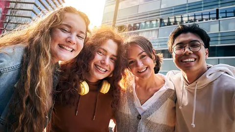 Estudiantes de erasmus sonrientes