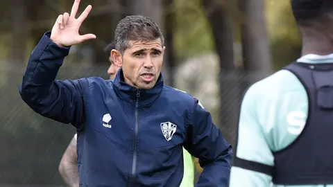 Antonio Hidalgo haciendo el gesto de tres con una mano 