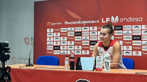 Gulbe sentada en la sala de prensa del Felipe