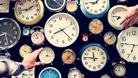 Varias manos sujetando relojes